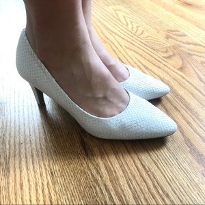 🎉HP!🎊 White Snakeskin Texture High Heels